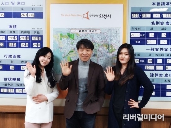 지난 11일 화성시의회에서 ‘강기자공기자 인터쇼’ 이홍근 게스트와 함께 ‘욜로’에 대해 토크쇼를 진행했다. 좌측부터 강한별 기자, 이홍근 부의장, 공소리 기자.