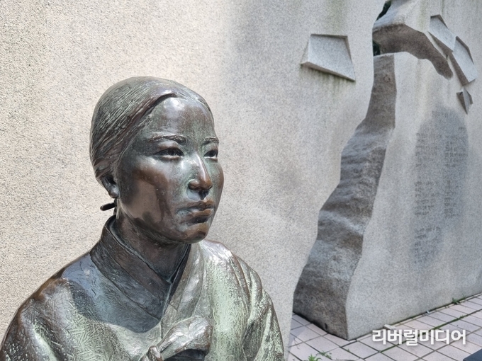 나혜석 거리에 있는 동상.