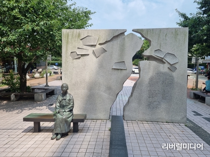 나혜석 거리에 있는 동상.