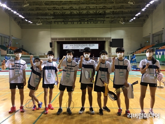 제15회 전국장애학생체육대회 배드민턴 선수들 단체 모습.