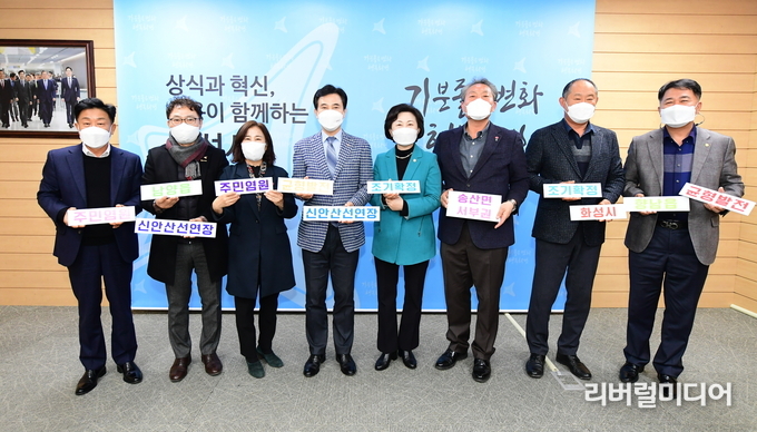 신안산선 연장 주민 건의문 전달식.