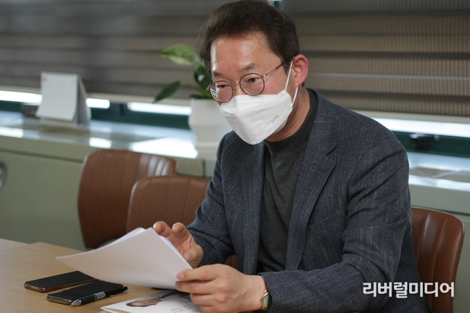 13일 인터뷰하는 김희겸 수원미래발전연구소 소장.