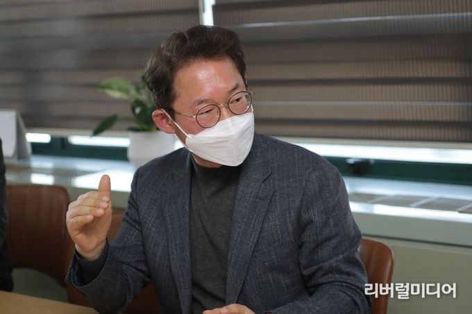 13일 인터뷰하는 김희겸 수원미래발전연구소 소장.