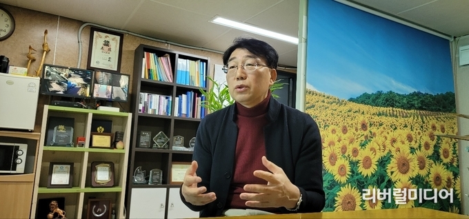 지난 8일 인터뷰하는 강경식 국민의힘 경기도당 부위원장.