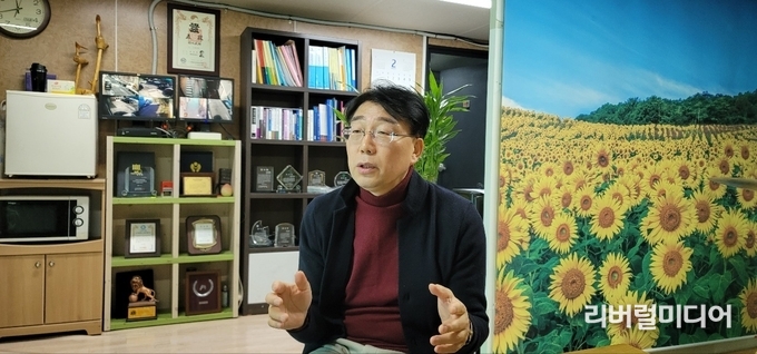 지난 8일 인터뷰하는 강경식 국민의힘 경기도당 부위원장.