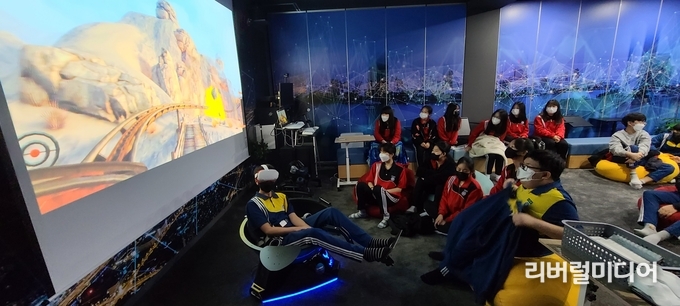 에듀테크기반미래학교구축 후 수업을 진행하고 있다(오산중).