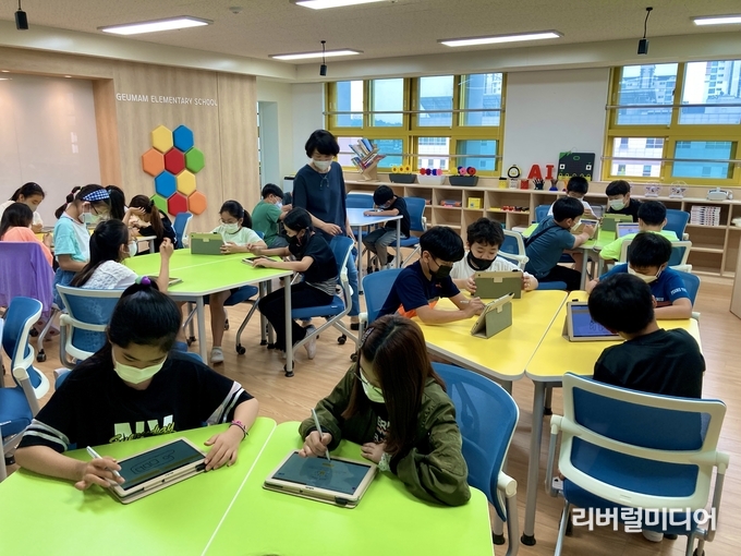 에듀테크미래학교 구축 후 수업을 진행하고 있다(금암초).