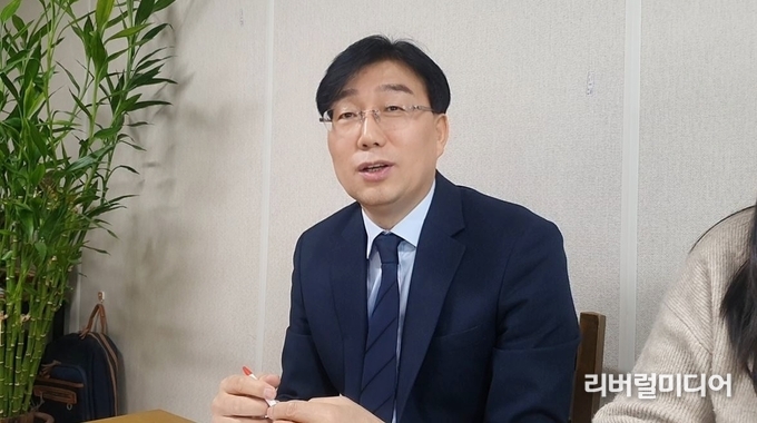 수원시장에 출사의사를 표한 강경식 국민의힘 경기도당 부위원장이 '공기자의 인터쇼' 게스트로 출연하고 있다.
