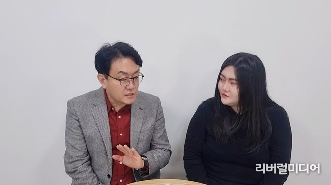 이재철 게스트와 공기자의 인터쇼를 진행하고 있다.