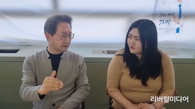 공기자의 인터쇼에서 김희겸 예비후보와 공소리 기자가 진행하고 있다.