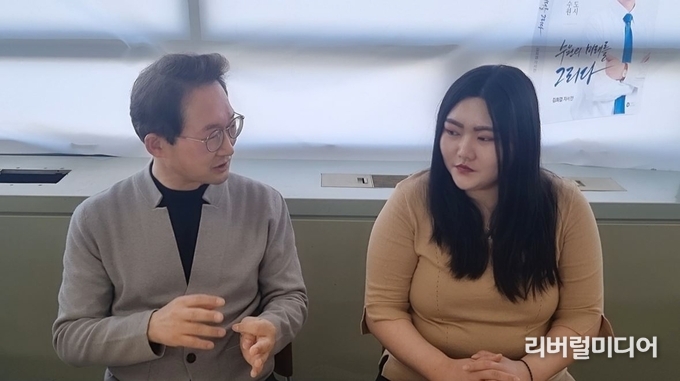 공기자의 인터쇼에서 김희겸 예비후보와 공소리 기자가 진행하고 있다.