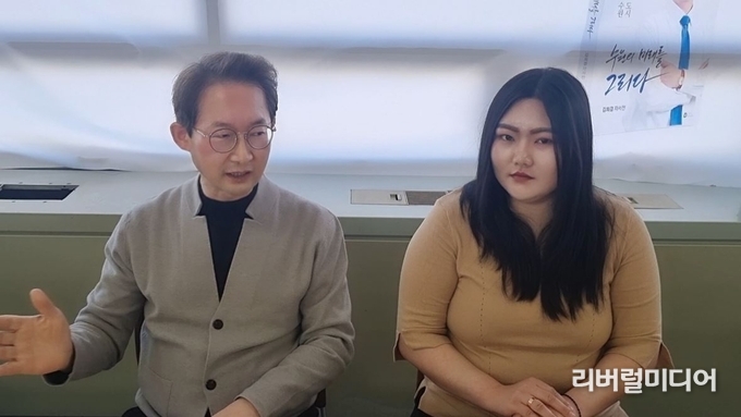 공기자의 인터쇼에서 김희겸 예비후보와 공소리 기자가 진행하고 있다.