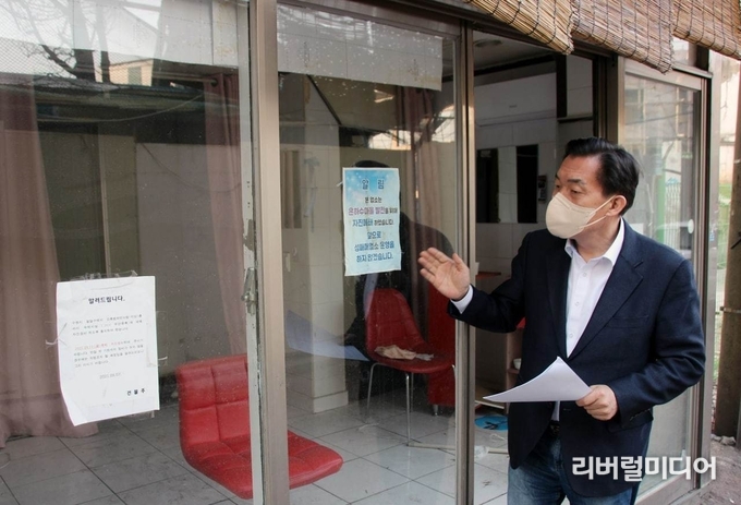 이재준 민주당 수원시장 예비후보가 30일 수원역 성매매 집결지 철거현장을 찾아 둘러보고 있다.