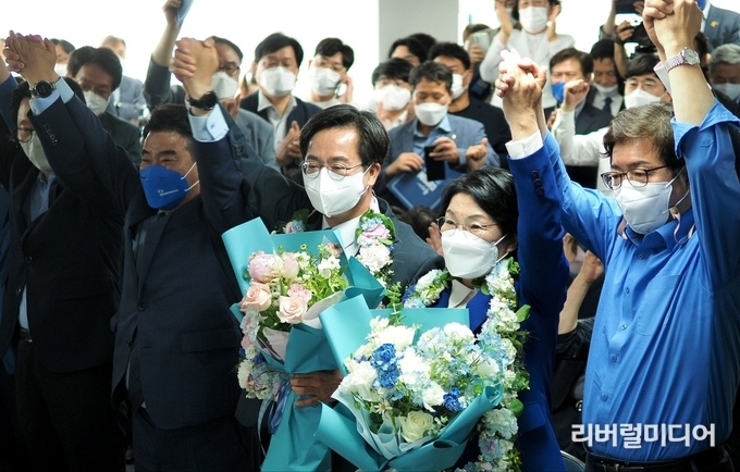 당선을 기뻐하는 김동연 경기도지사 당선인.