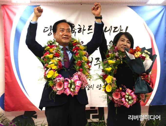 당선을 기뻐하는 이권재 오산시장 당선인과 배우자.