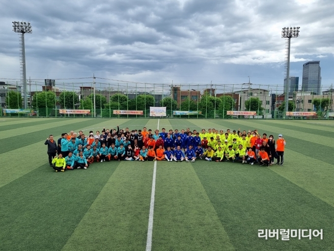 축구 경기 후 단체사진.