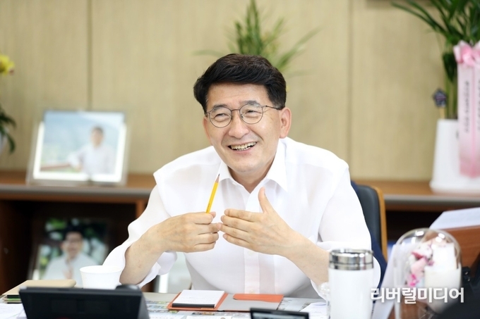김기정 수원특례시의회 의장.