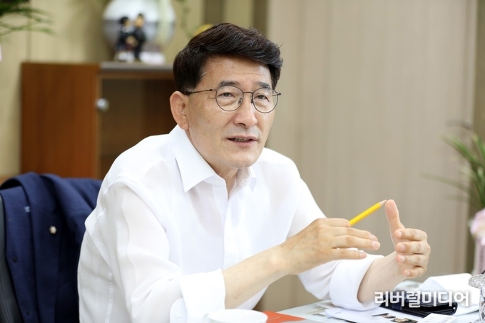 김기정 수원특례시의회 의장.