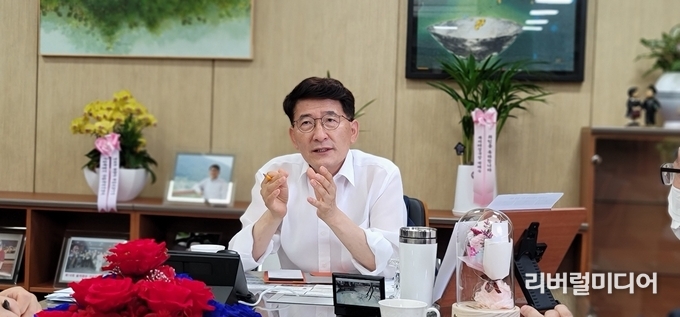 김기정 수원특례시의회 의장.