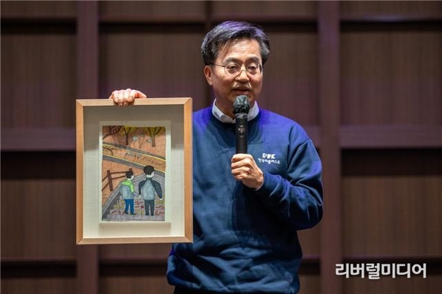 김동연 경기도지사가 20일 오후 경기도 수원 컨벤션센터에서 열린 제9회 한국피플퍼스트대회에 참가해 발달장애인 황진호 작가로부터 구입한 <아빠와 함께>라는 작품을 소개하고 있다.