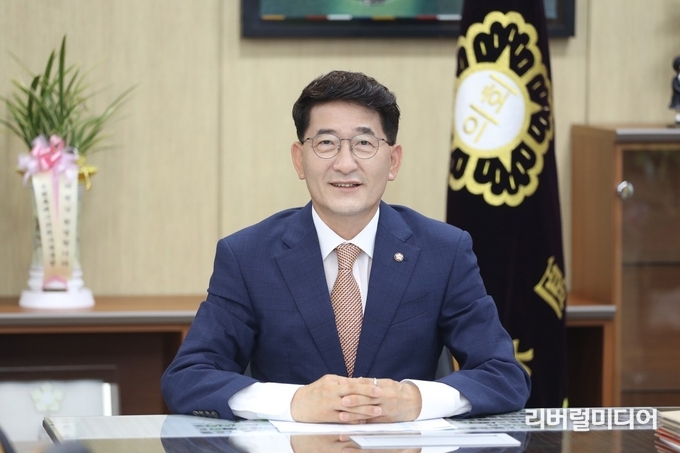 김기정 수원특례시의회 의장.