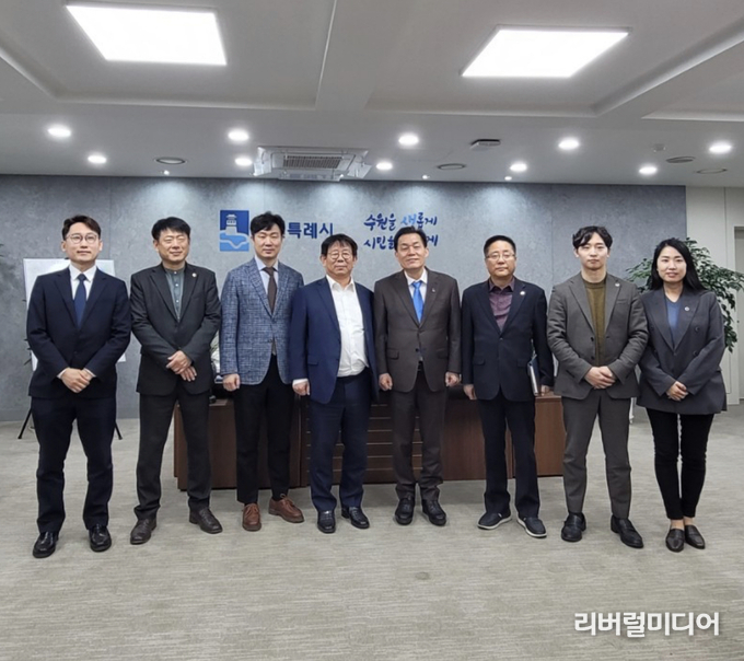 이재준 수원특례시장(왼쪽에서 5번째)와 이정섭 수원지회장(왼쪽에서 4번째) 등 수원시지회 임원들 모습.