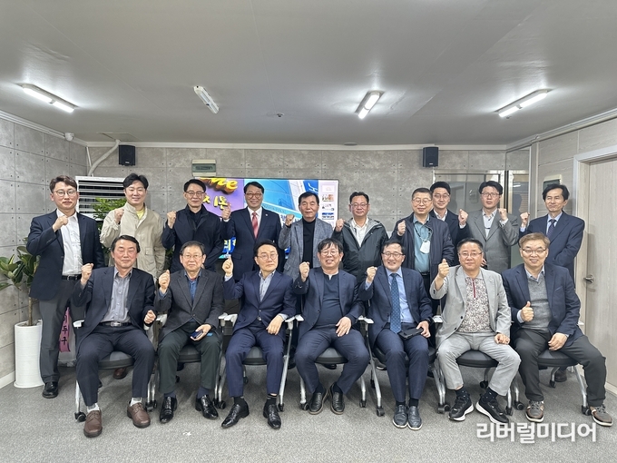 수원시지회 사무소 개소식 기념촬영 모습.