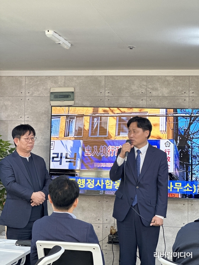 이정섭 수원시지회장(좌)과 김영진 국회의원(우).