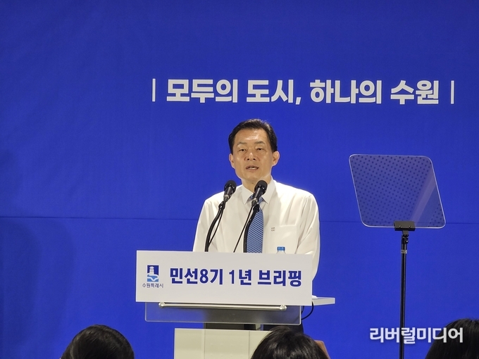 이재준 수원시장이 브리핑에서 발언하고 있다.