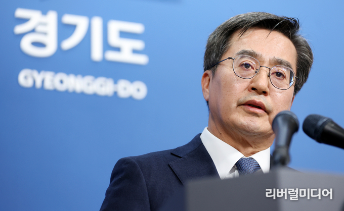 4일 오후 경기도청 브리핑룸에서 김동연 경기도지사가 압수수색 관련 긴급 브리핑을 하고 있다.