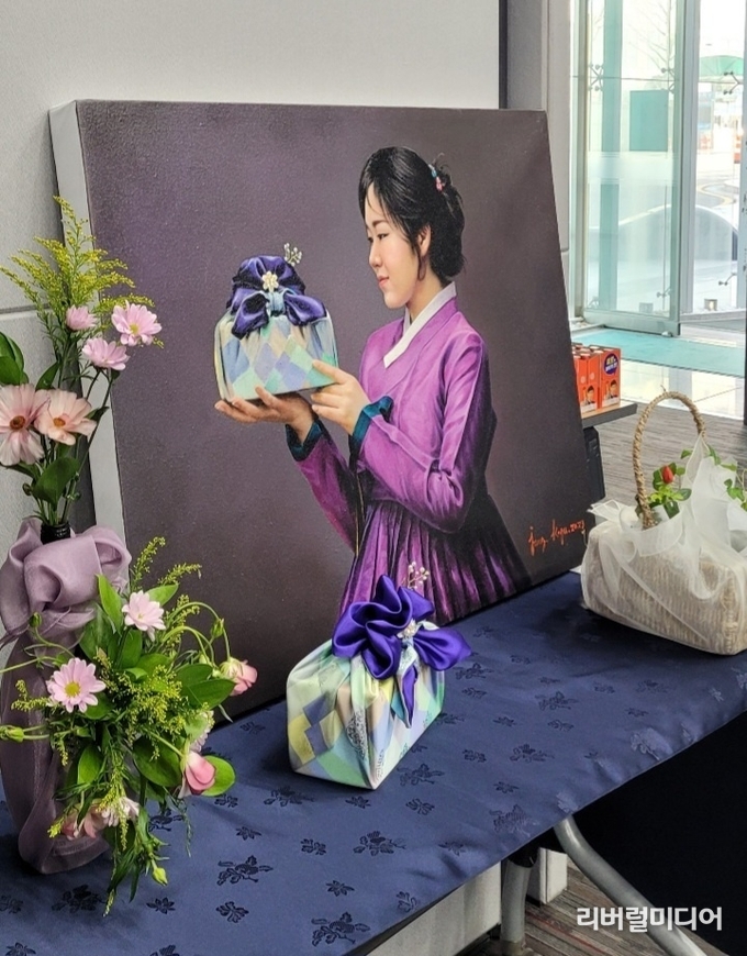 전시된 그림.