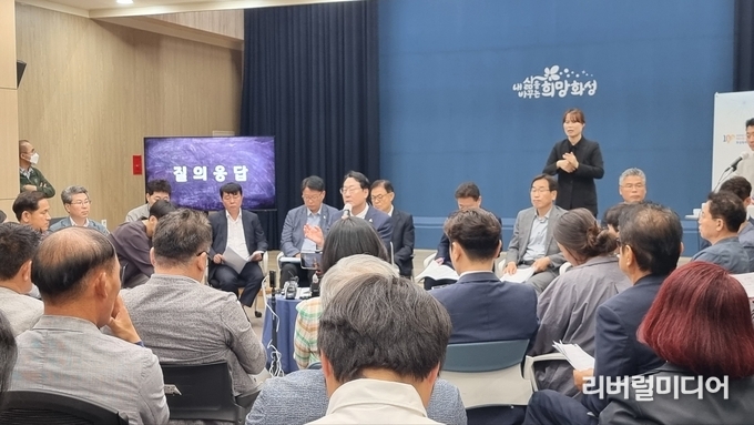 정명근 화성시장과 언론인들아 간담회를 진행하고 있다.