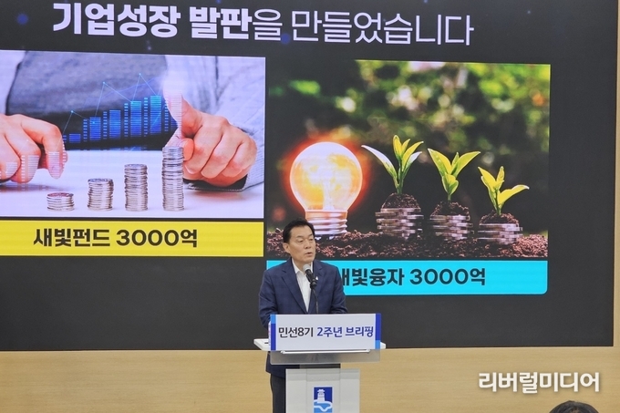 이재준 수원시장이 브리핑에서 발언하고 있다.