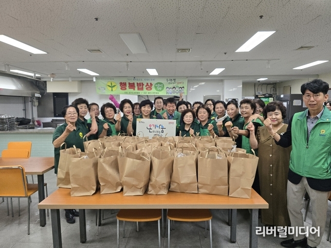 용인시새마을회관 무료 급식소 ‘우리동네 행복밥상’ 복달임 행사.