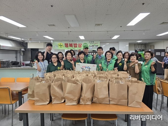 용인시새마을회관 무료 급식소 ‘우리동네 행복밥상’ 복달임 행사.