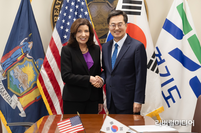 김동연 경기도지사(우)와 캐시 호컬(Kathy Hochul) 뉴욕주지사(좌)가 회담을 진행했다.