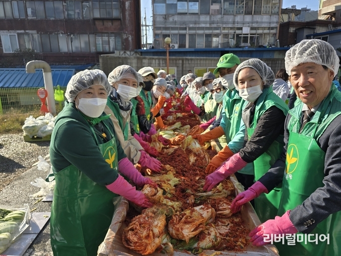 8일 용인시새마을회관 뒷마당에서 회원 150여 명이 이웃 나눔을 위해 김치를 담궜다.