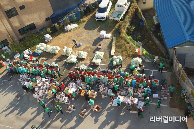 8일 용인시새마을회관 뒷마당에서 회원 150여 명이 이웃 나눔을 위해 김치를 담궜다.