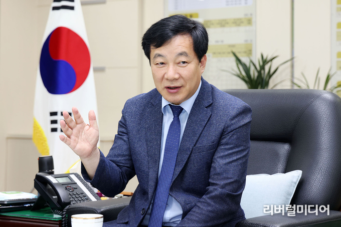 김귀근 군포시의회 의장.