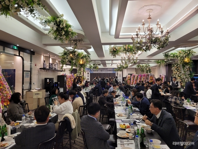지난 12일 파티움하우스 수원에서 진행된 아주대학교 공공정책대학원 총동문회 제15대 1회 정기총회 및 이·취임식 모습.
