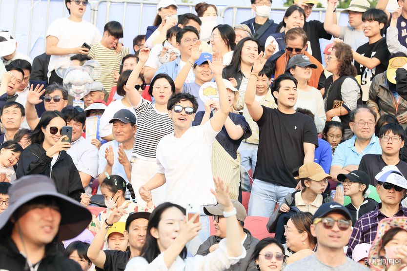화성 뱃놀이 축제를 찾은 시민들이 열정적으로 공연을 즐기며 환호하고 있다.