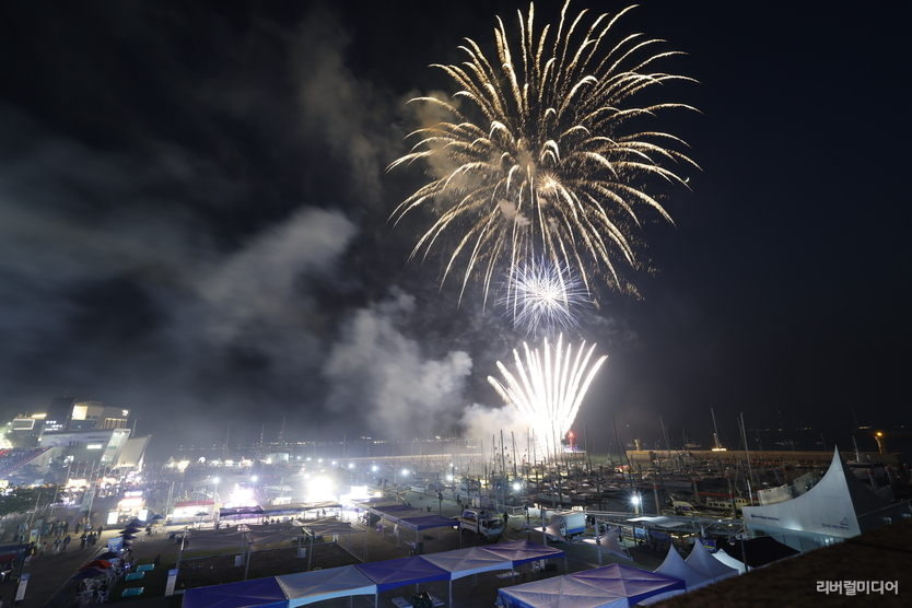 화성 뱃놀이 축제가 열린 전곡항 밤하늘을 화려한 불꽃이 수놓고 있다.