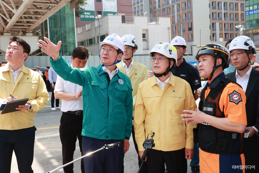 이상일 용인시장(오른쪽에 김동연 경기도지사) 서천동 크레인 전도 현장방문한 모습