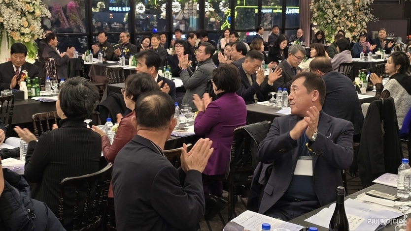 지난 12일 파티움하우스 수원에서 진행된 아주대학교 공공정책대학원 총동문회 제15대 1회 정기총회 및 이·취임식장 모습.