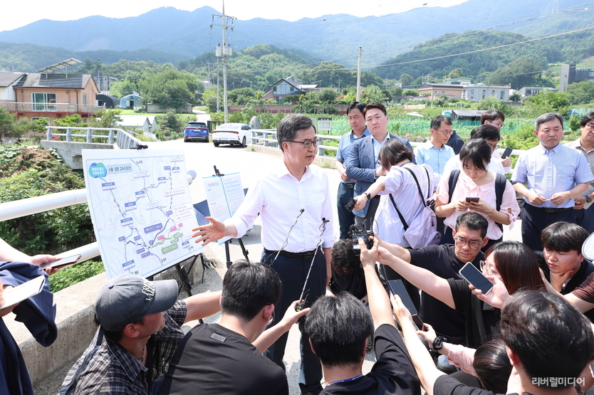 김동연 경기도지사가 양서면 현장 방문을 취재하러 온 기자들에게 답변하고 있다.