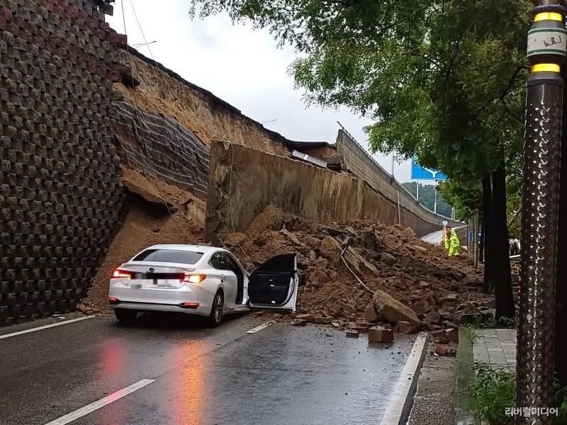 오산시 가장교차로 서부우회도로 수원 방면 고가도로 10m 높이 옹벽 무너짐 사고 현장.