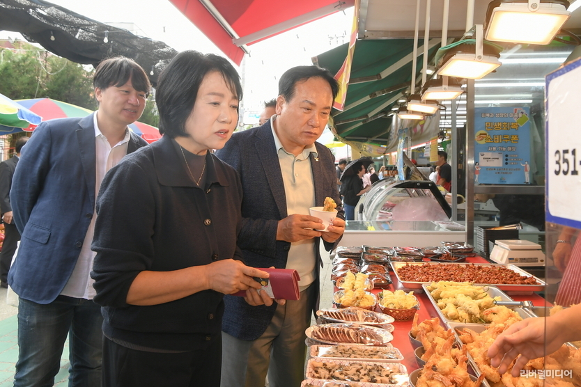 1일 오색시장에서 열린 전통시장 장보기 행사에서 음식업체를 방문한 이권재 오산시장과 시 관계자 모습.