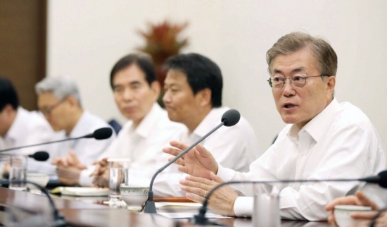 지난 6월 4일 대통령 주재 수석보좌관 회의 오른쪽 문재인 대통령의 모습. 청와대 제공.