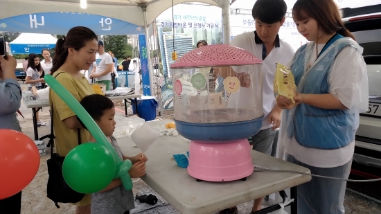 행사에 빠질 수 없는 솜사탕! 경기문화재단에서 무료 솜사탕을~ 공기자도 먹고 싶었지만, 줄이 너무 길었답니다.