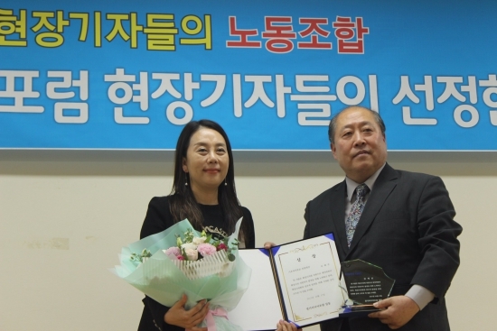기초자치 부문 의정대상을 수상한 김혜진 화성시의원(왼쪽)이 유쾌한 수상소감으로 시상식 현장에 웃음을 선사했다.